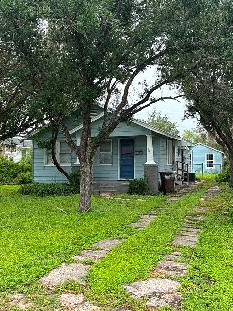 3 bed, 2.0 bath, 966 sqft, $1,600 — Photo 2