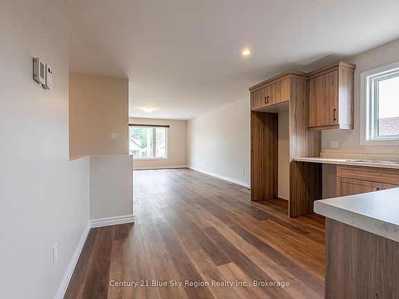 5th image of 1556 Fraser St