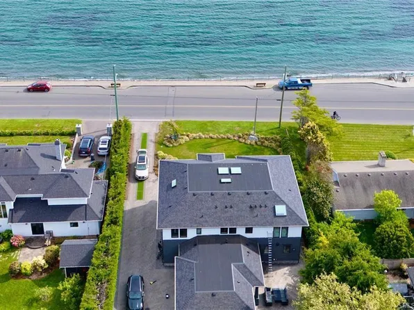 418 Beach Dr, Oak Bay, BC V8S 2M4