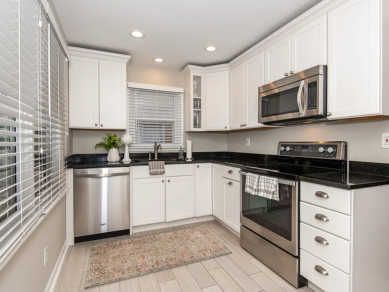 7809 Greenbriar Ln — Photo 1