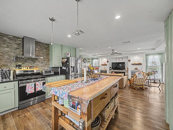 3rd image of 800 Ballard Rd