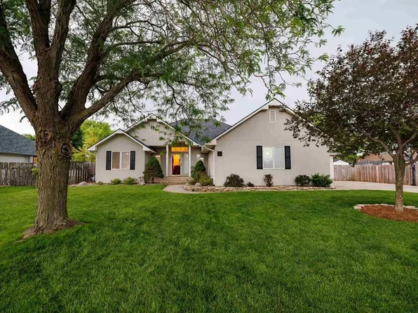 1109 Old Farm Estates Rd, Hutchinson, KS 67502