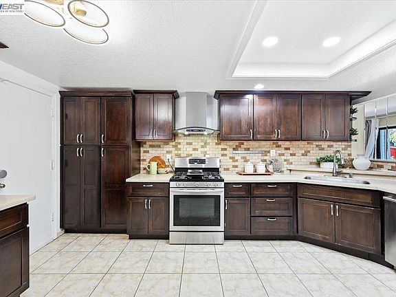 5th image of 1886 Wembley Ct
