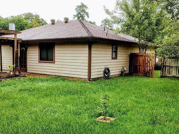 Large back yard for family, friends, and pets!