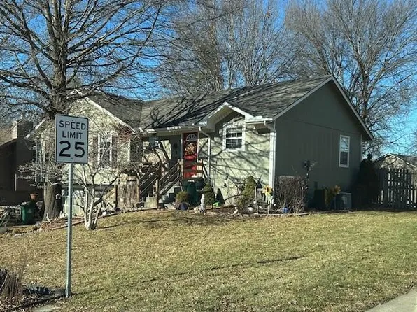 1049 SW Twin Creek Dr, Lees Summit, MO 64081