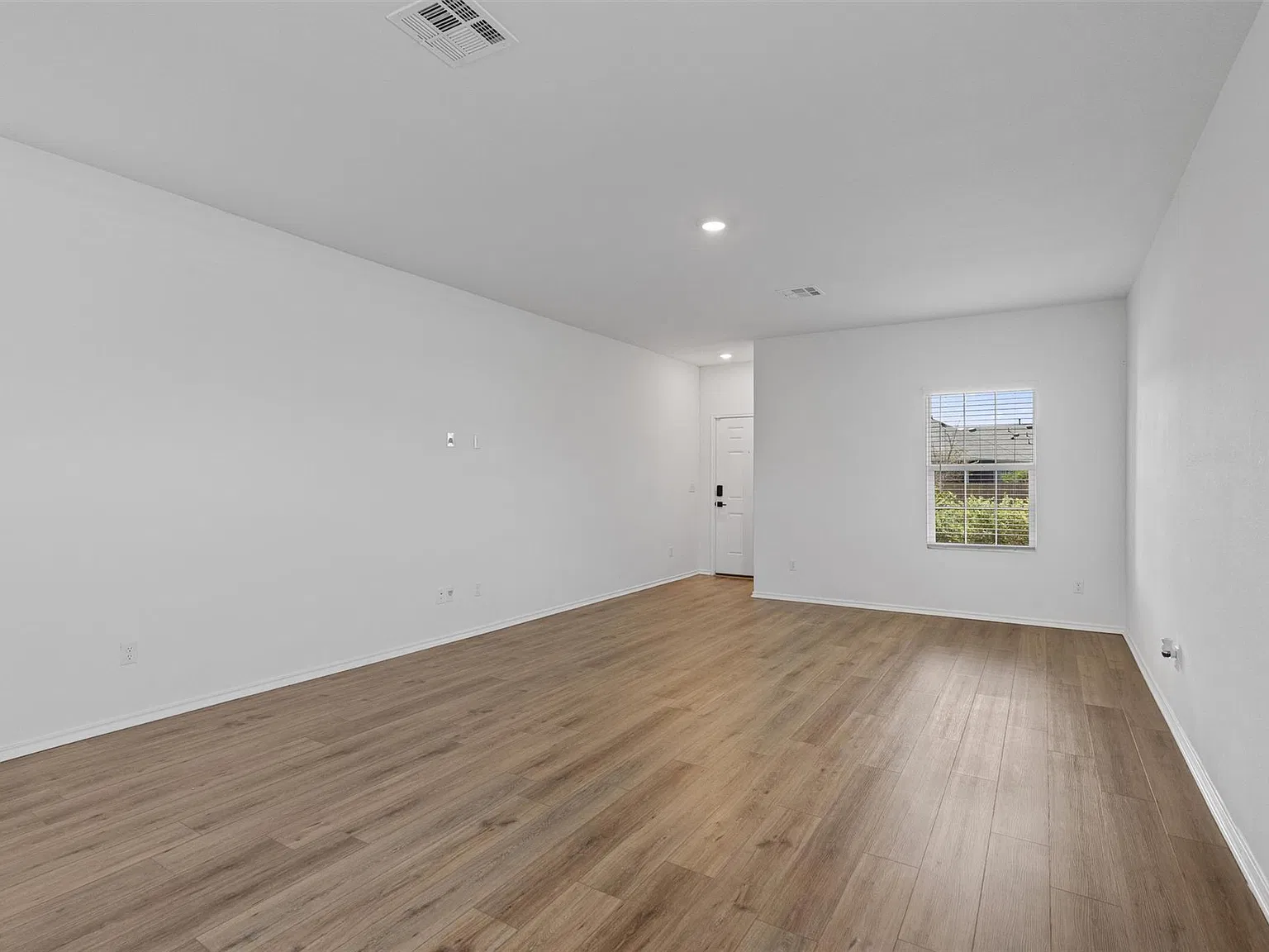 3 bed, 2.5 bath, 2093 sqft, $2,500 — Photo 4