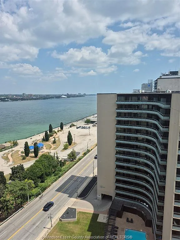 2 bed, 1.5 bath, 890 sqft, $2,500 — Photo 3