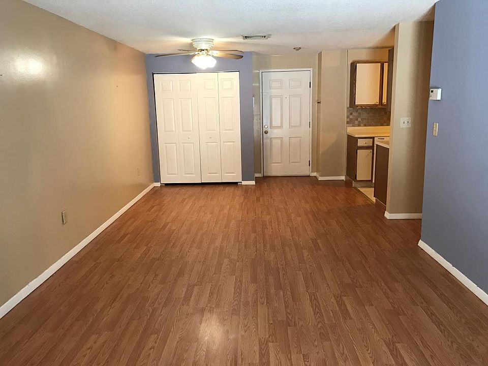 1st image of 1710 Blackstone Dr #10