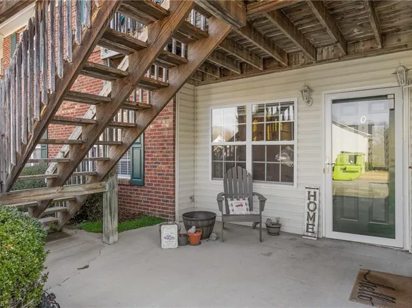 1112 Trinity St APT 202, Thomasville, NC 27360