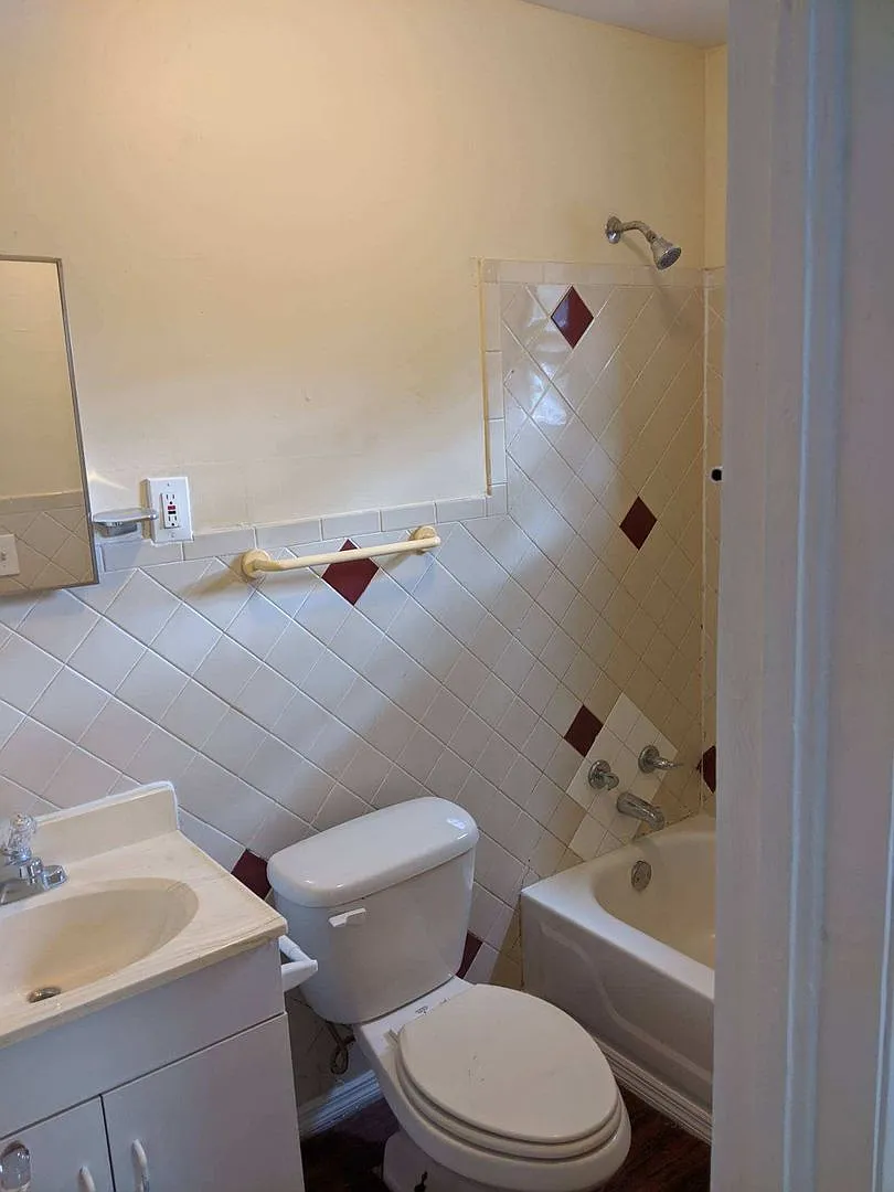 Price Reduced - Newly Remodeled! Beautiful 2 Bedroom/ 1 Bath Home / Laundry Room / Car Port — Photo 4