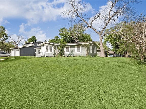 2nd image of 613 Winding Way St