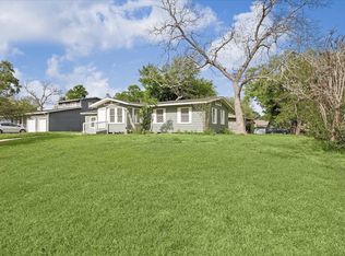 613 Winding Way St, Lake Jackson, TX 77566