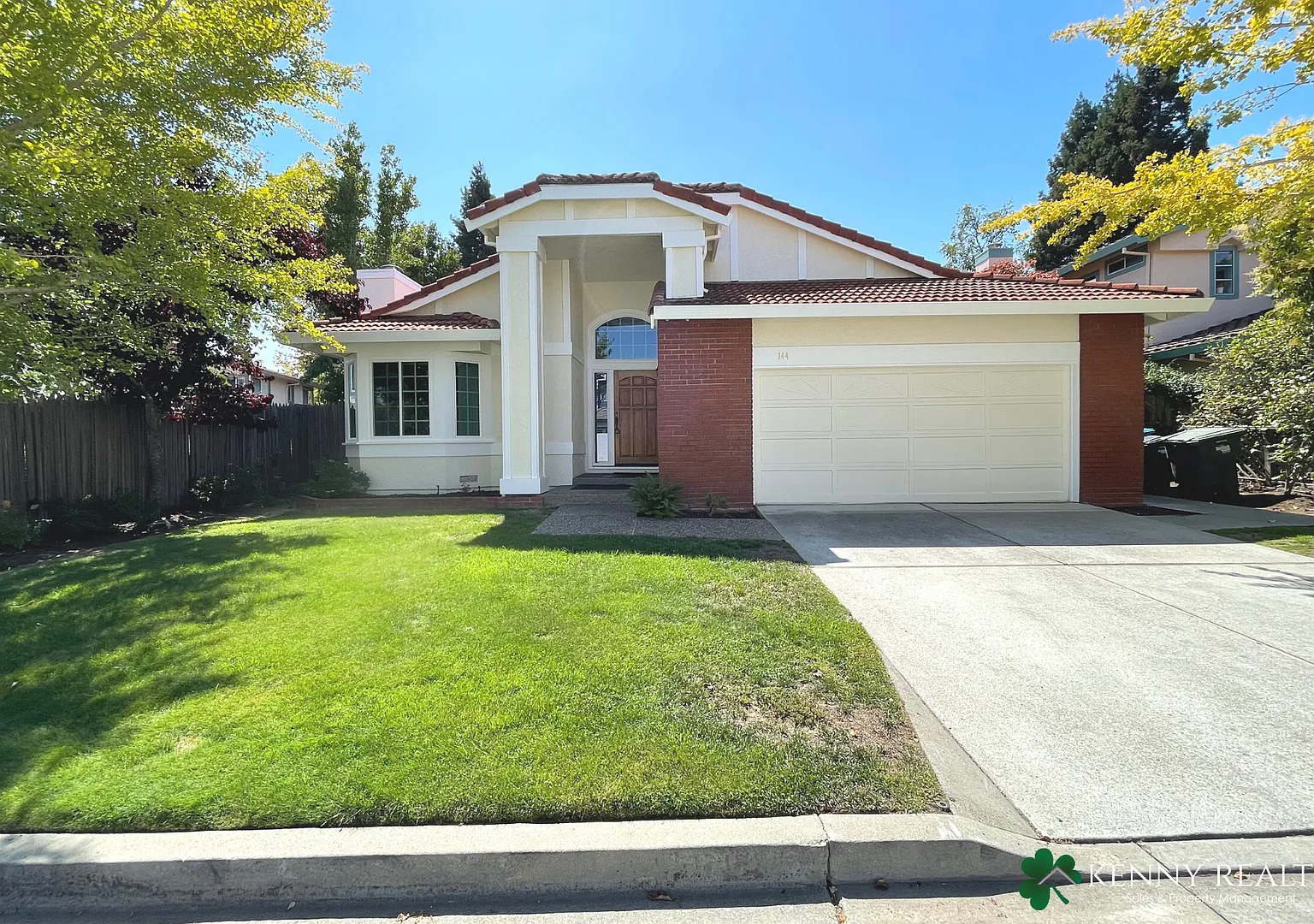 Stunning 3 Bedroom, 2 Bathroom Home in San Carlos — Photo 1