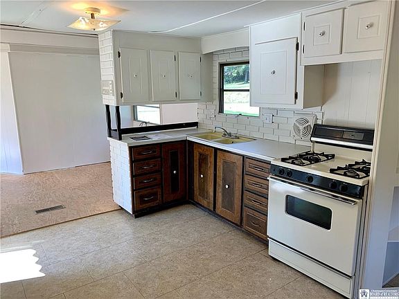 3rd image of 33 Greenhurst Village Dr