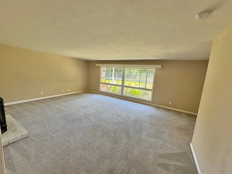 1209 N Riedel Ave — Photo 3
