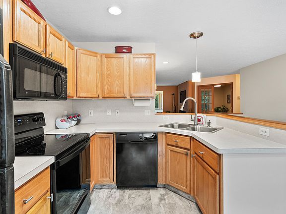 5th image of 121 Pinegrove Dr