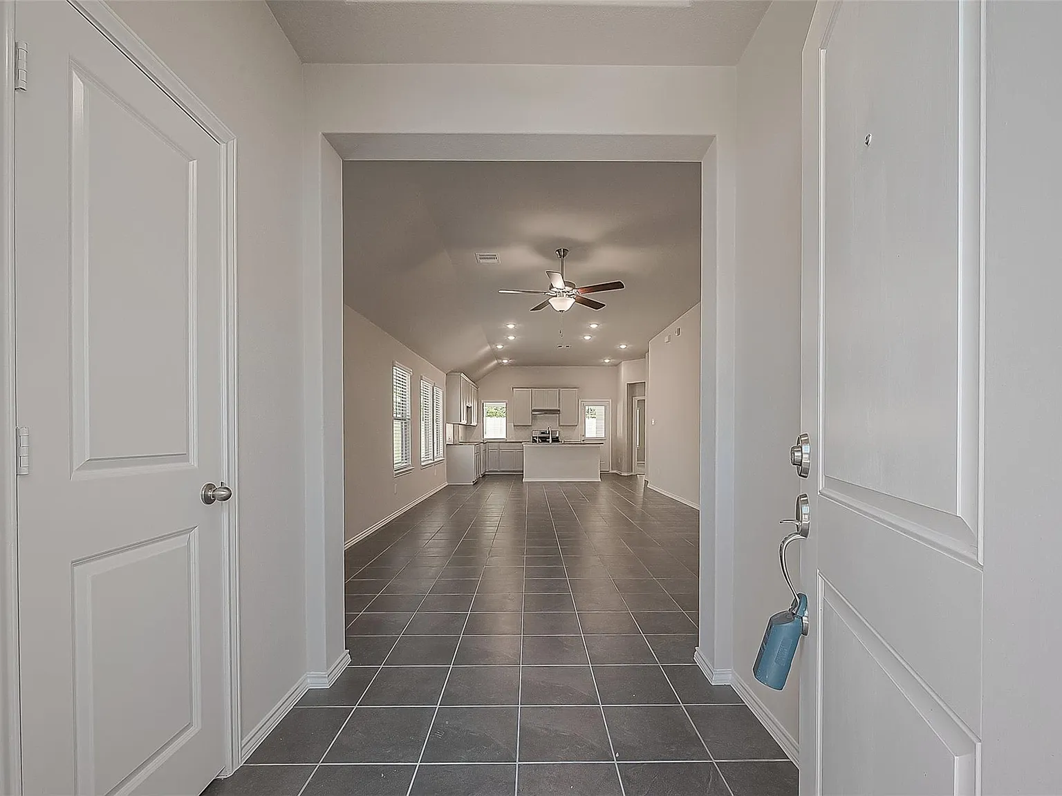 3 bed, 2.0 bath, 1461 sqft, $2,300 — Photo 3