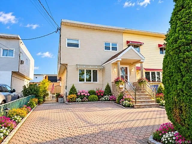 3 bed, 2.0 bath, 1332 sqft, $3,999 — Photo 2