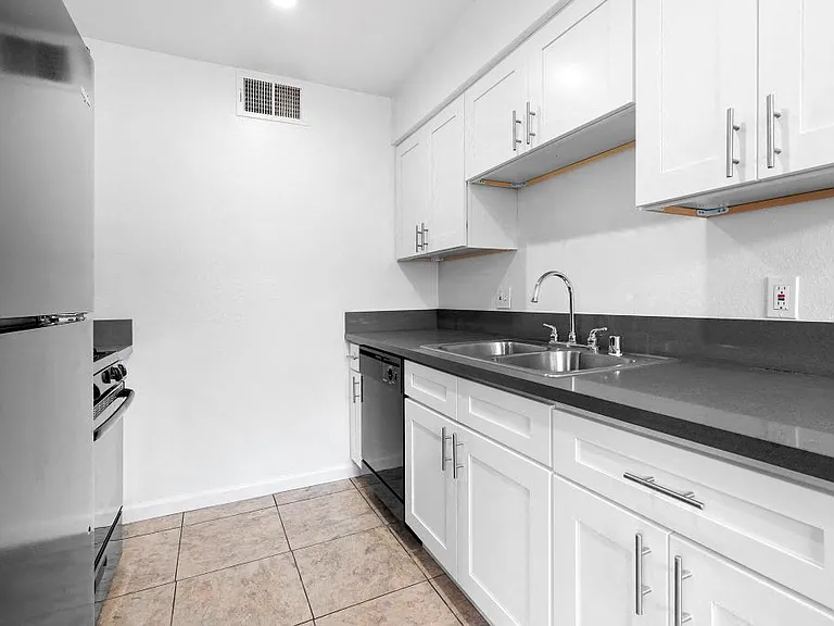 Topanga Terrace Apartments — Photo 11