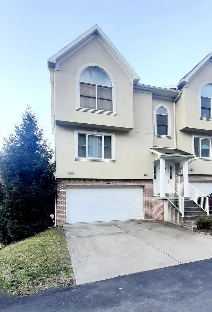 3Bed/2.5 Bath On West Run Rd - Available 07/07/2027 — Photo 2