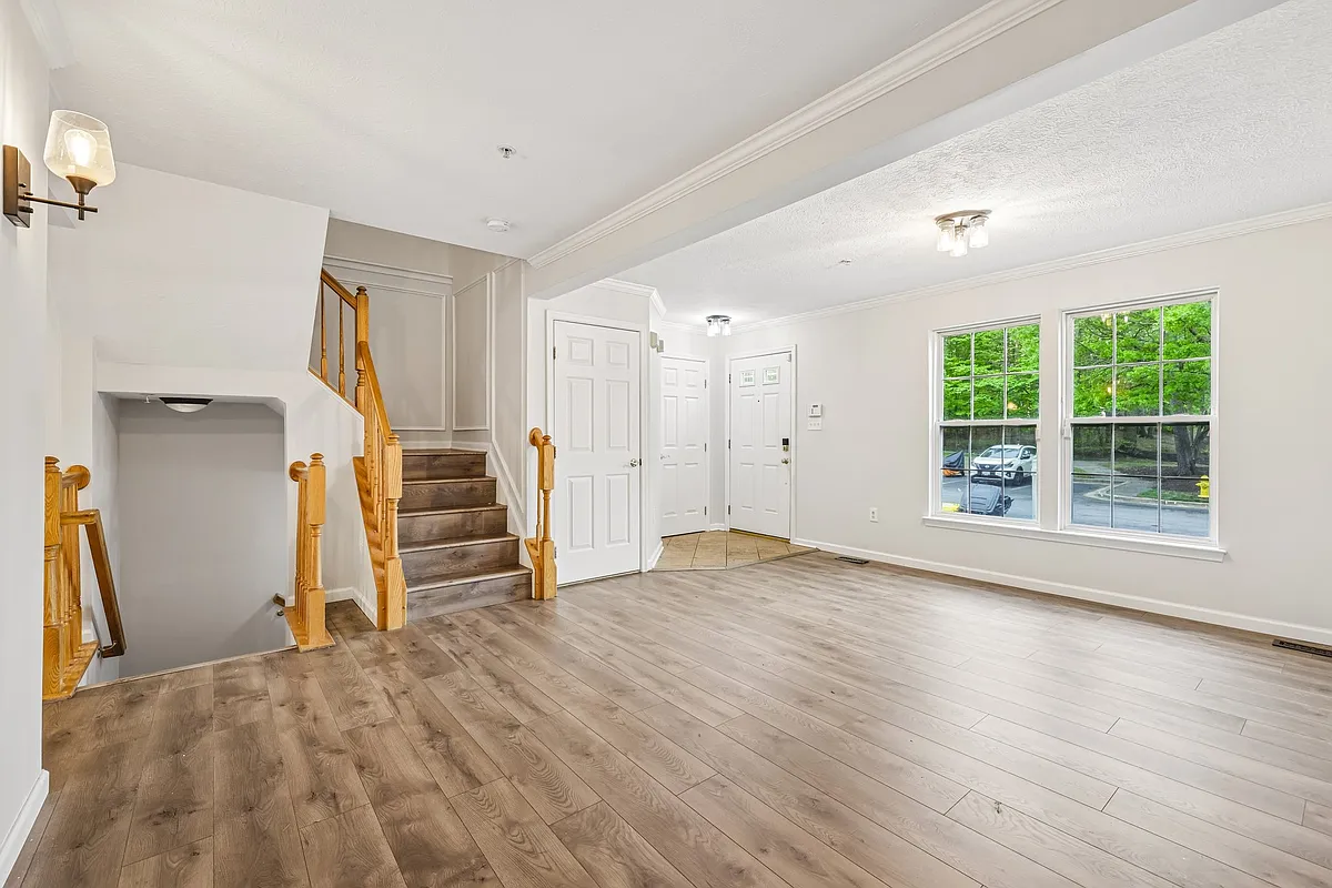 Building Photo - 8727 Thornbrook Dr