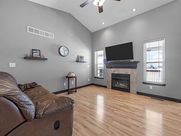 4th image of 725 Prairie St
