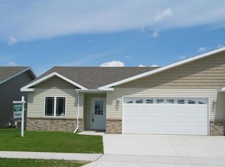 2112 Pembrooke Dr, Grand Forks, ND 58201