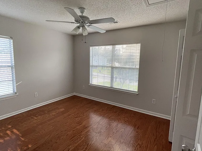 2704 Holmes Ct N — Photo 15