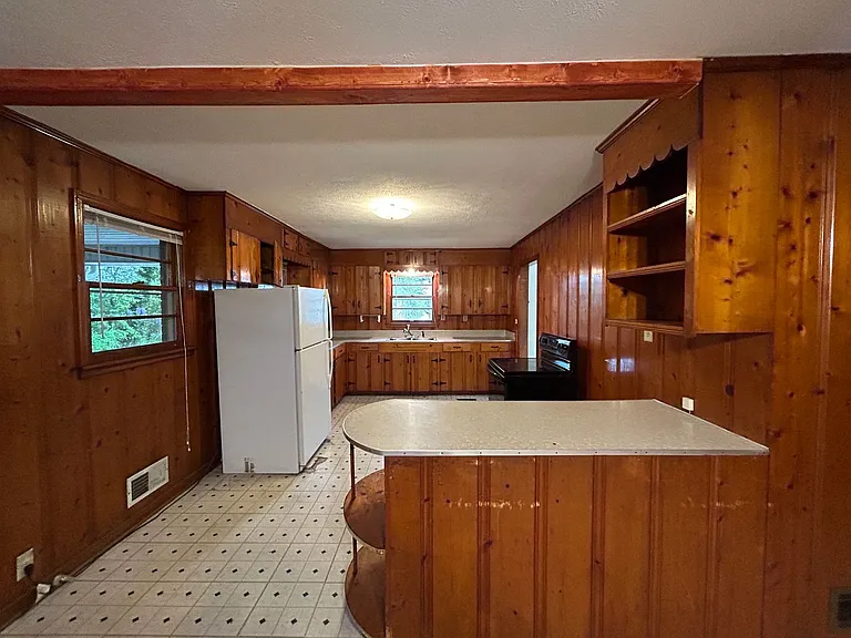 916 Stewart St — Photo 12
