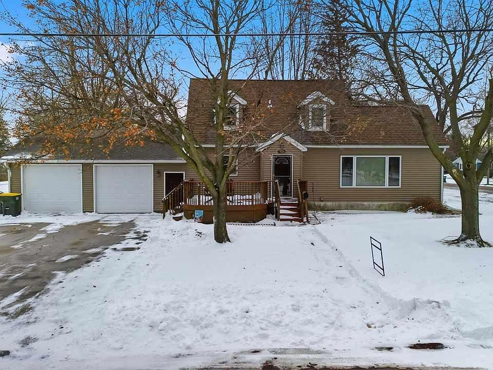1st image of 702 9th Ave S