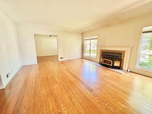 4th image of 820 Stanford Ave