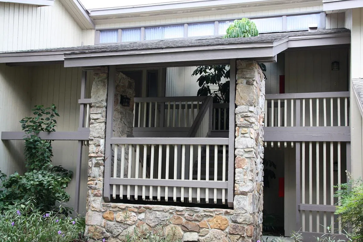 3048 Camelot Drive — Photo 1