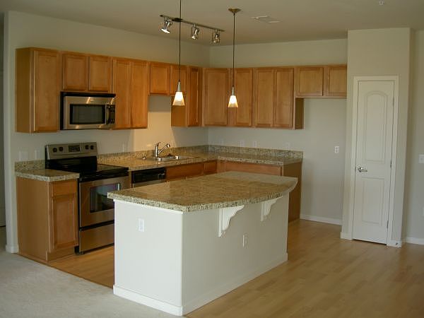 Kitchen w/granite counters