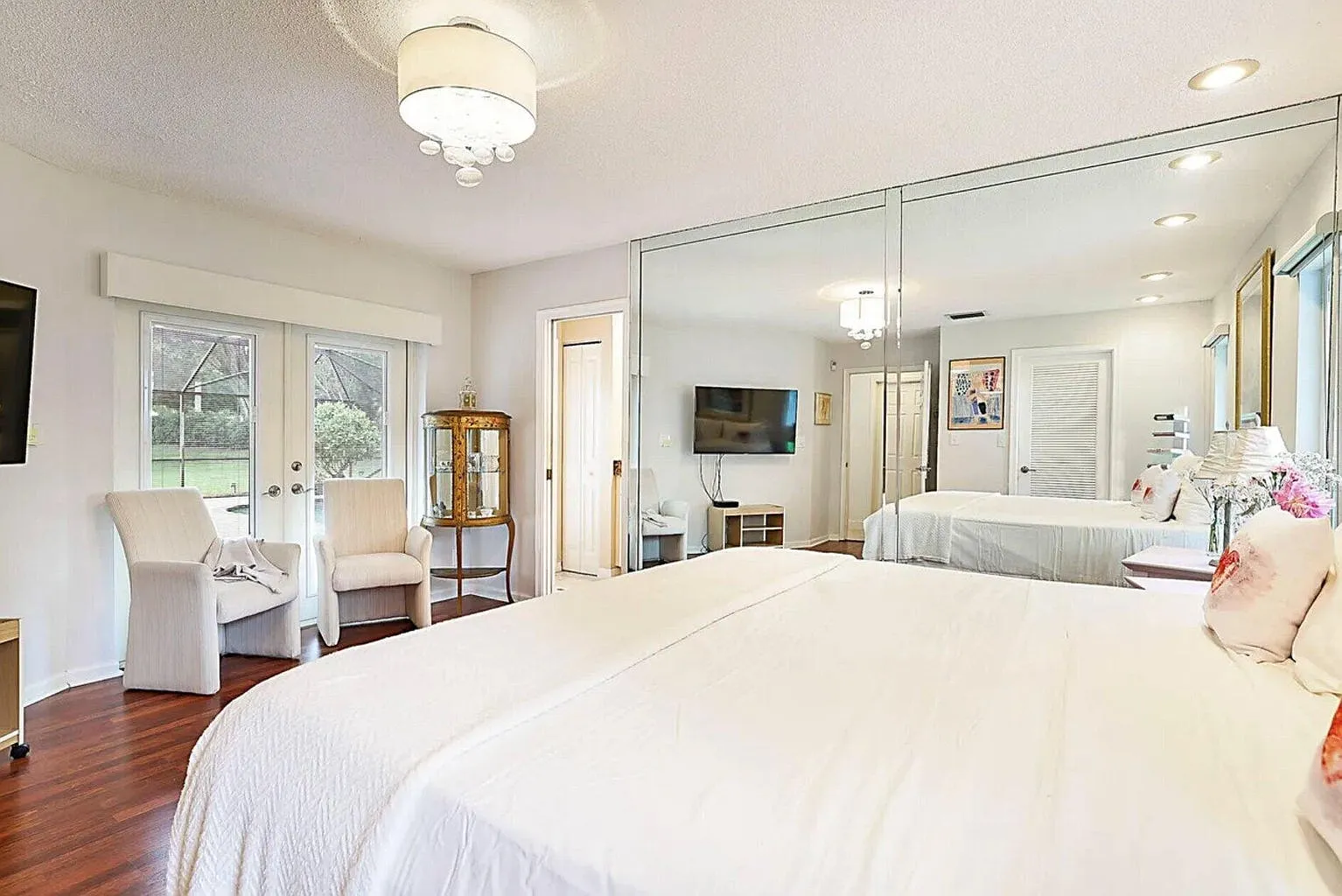 3 bed, 2.0 bath, 2053 sqft, $5,650 — Photo 4