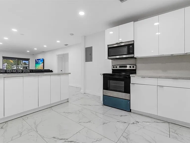 4530 SW 25th St — Photo 5