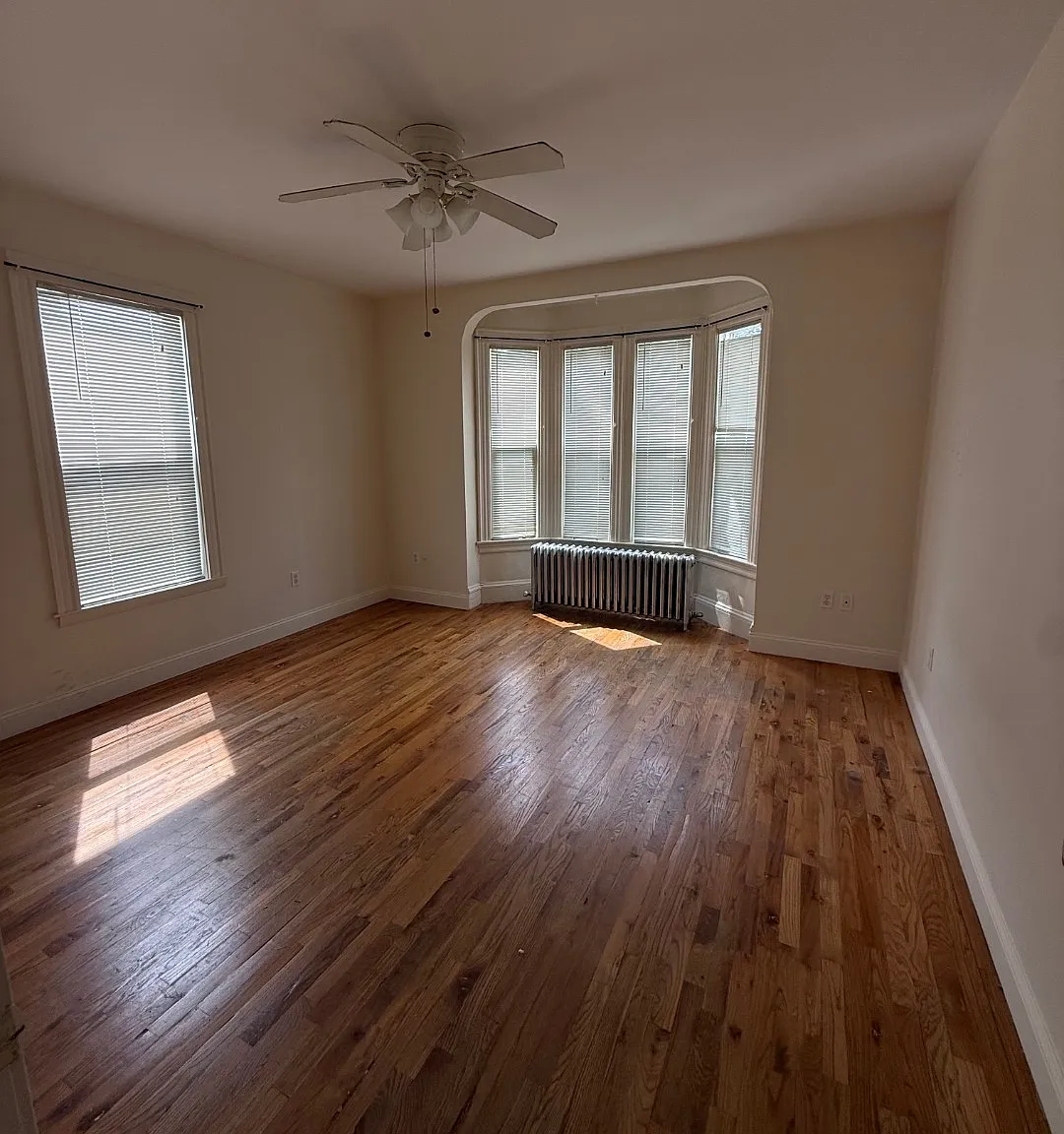 135 Oak St — Photo 1