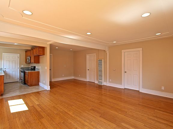 4th image of 144 W Buckthorn St