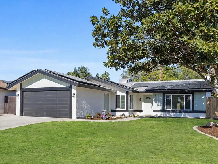3008 Whitley Dr — Photo 2
