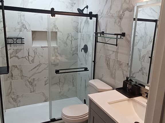 4th image of 1810 Parkwood Ln #12