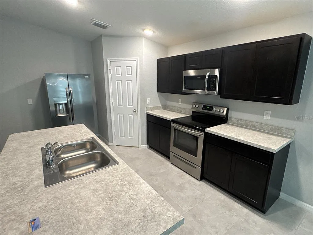 4 bed, 2.0 bath, 1800 sqft, $1,900 — Photo 4