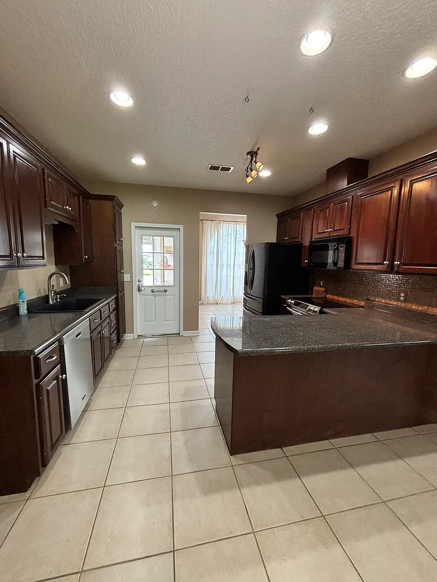 Building Photo - 274 Summertree Rd