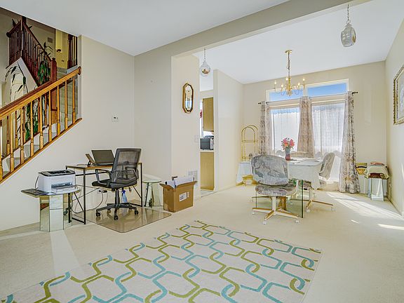 4th image of 384 S Clearview Cir