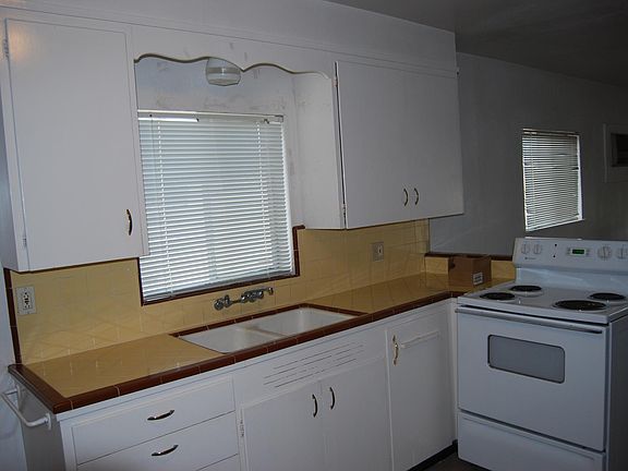 Kitchen, cook stove included