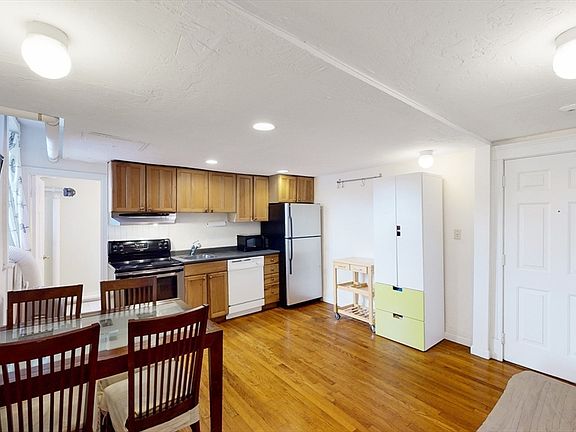 5th image of 137 Peterborough St APT 32