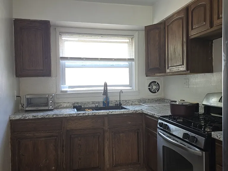 906 Peter St — Photo 12