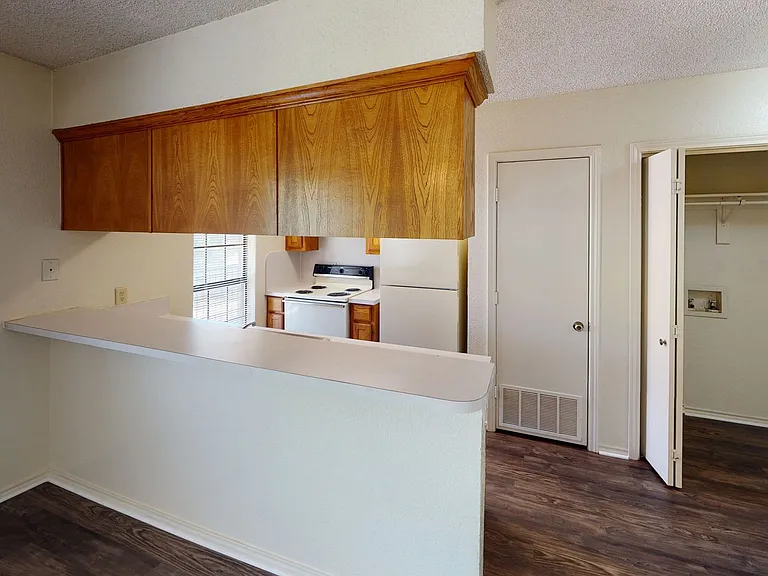 1017 S Avenue B #1 — Photo 7