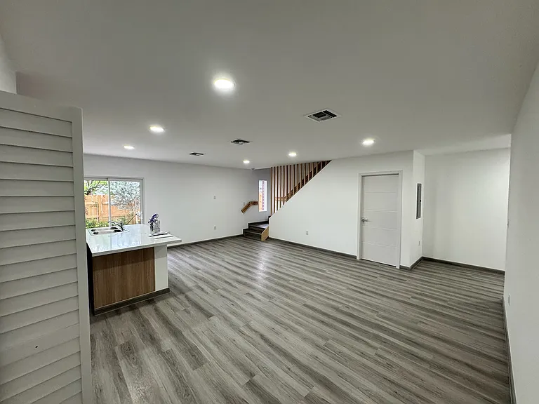 920 NW 1o St — Photo 16
