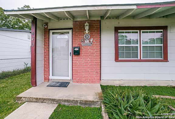 2nd image of 470 E Vestal Pl