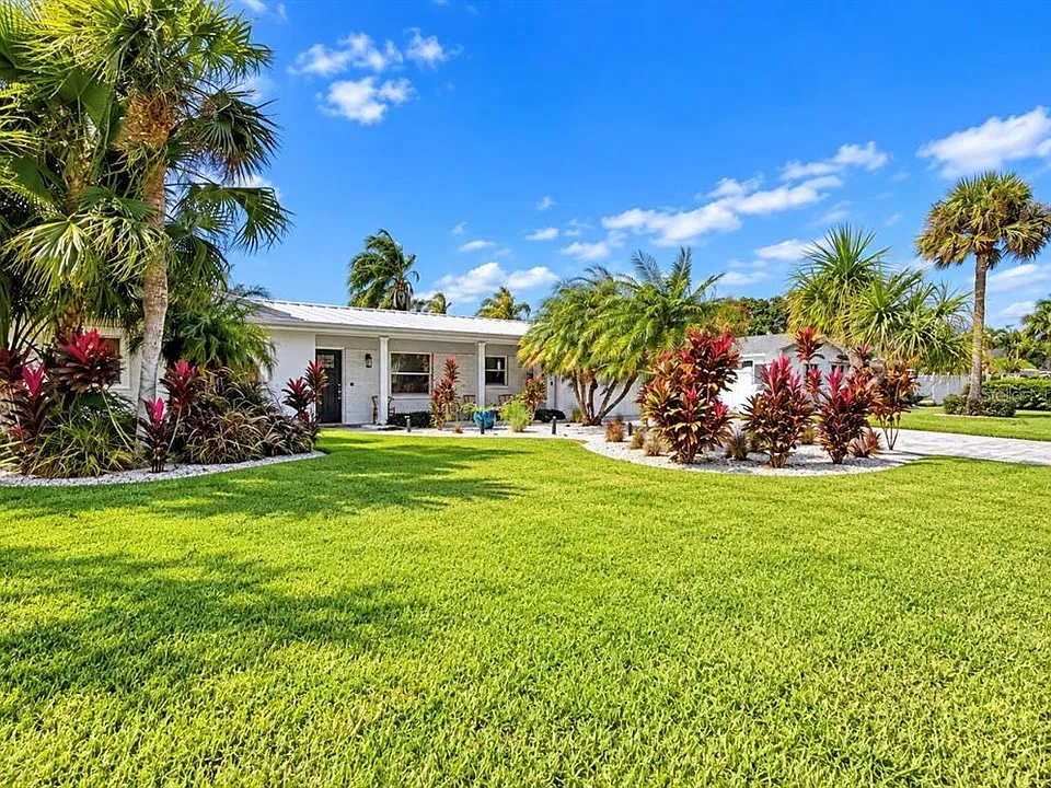3928 E Eden Roc Cir