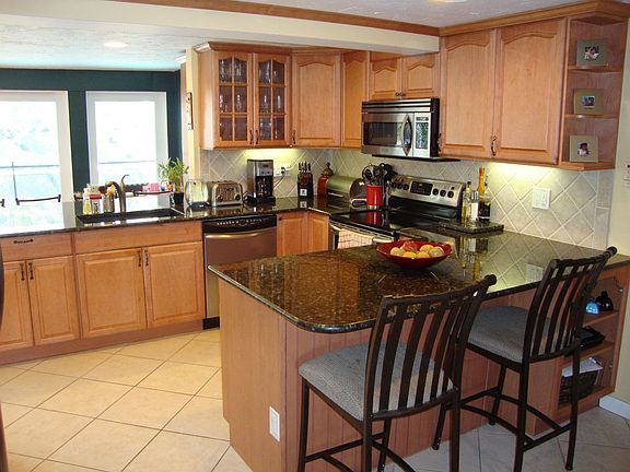 GRANITE KITCHEN, CUSTOM CABINETS, S.STEEL APPLIANCES!